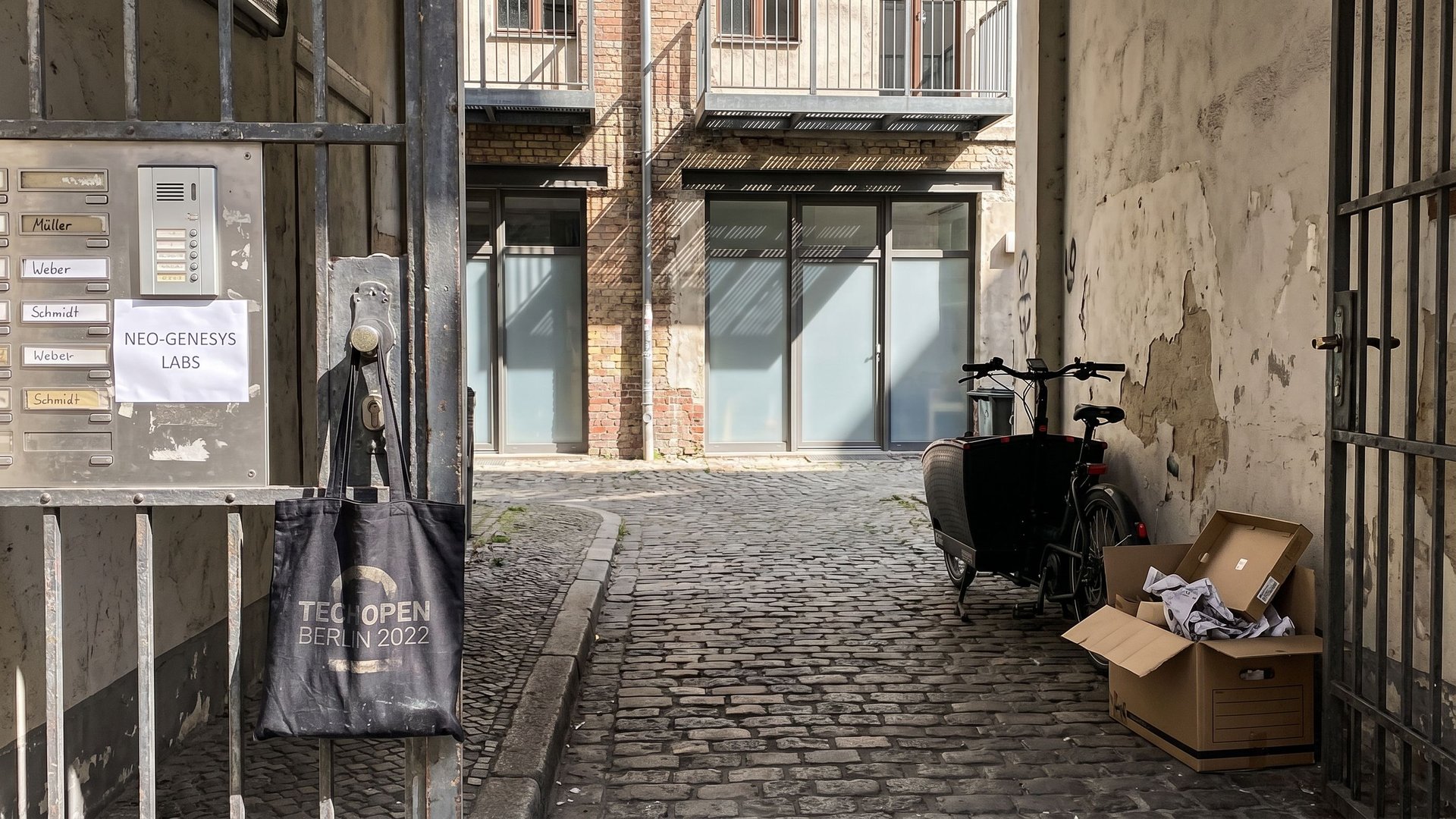 Grafische Darstellung des Paradoxes zwischen steigenden KI-Investitionen und wachsender Gründerunzufriedenheit in Deutschland 2026