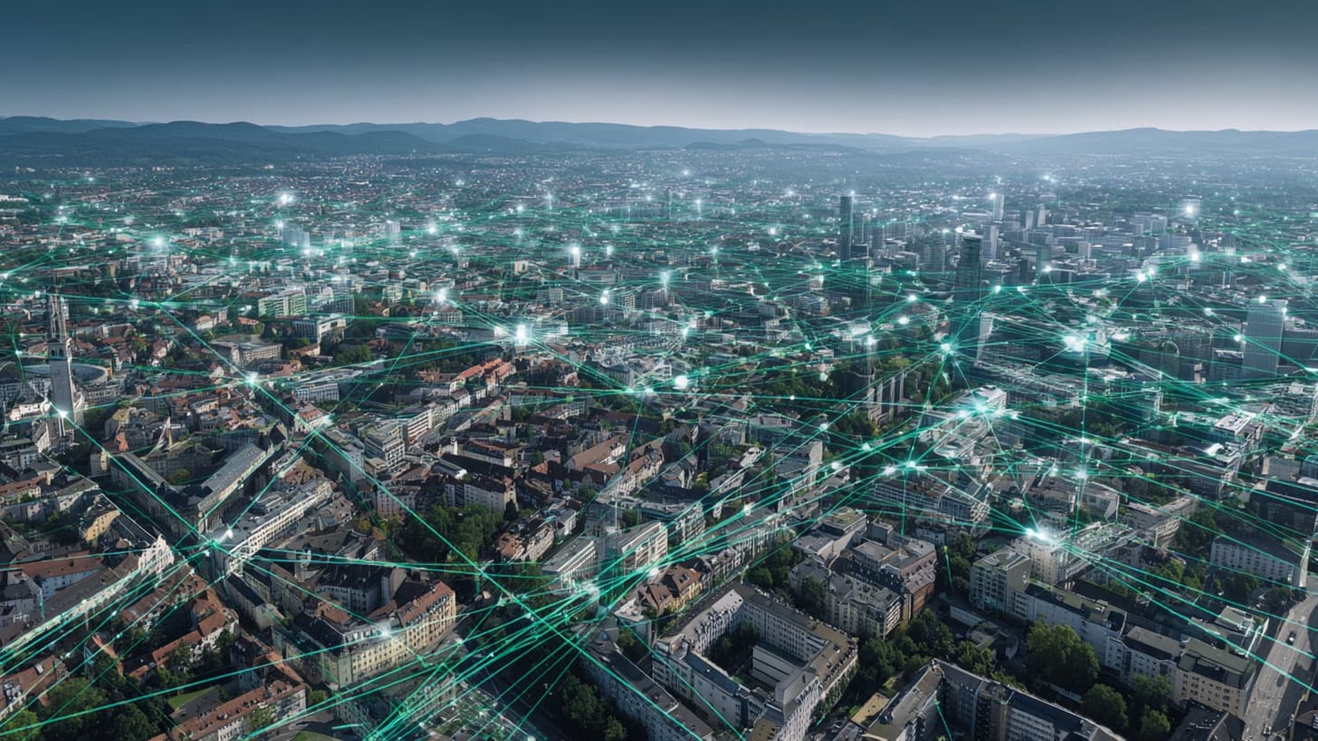 Digitalisiertes Stadtbild mit grünem Netzwerk-Overlay, das die Vernetzung von Smart Grid Infrastruktur symbolisiert