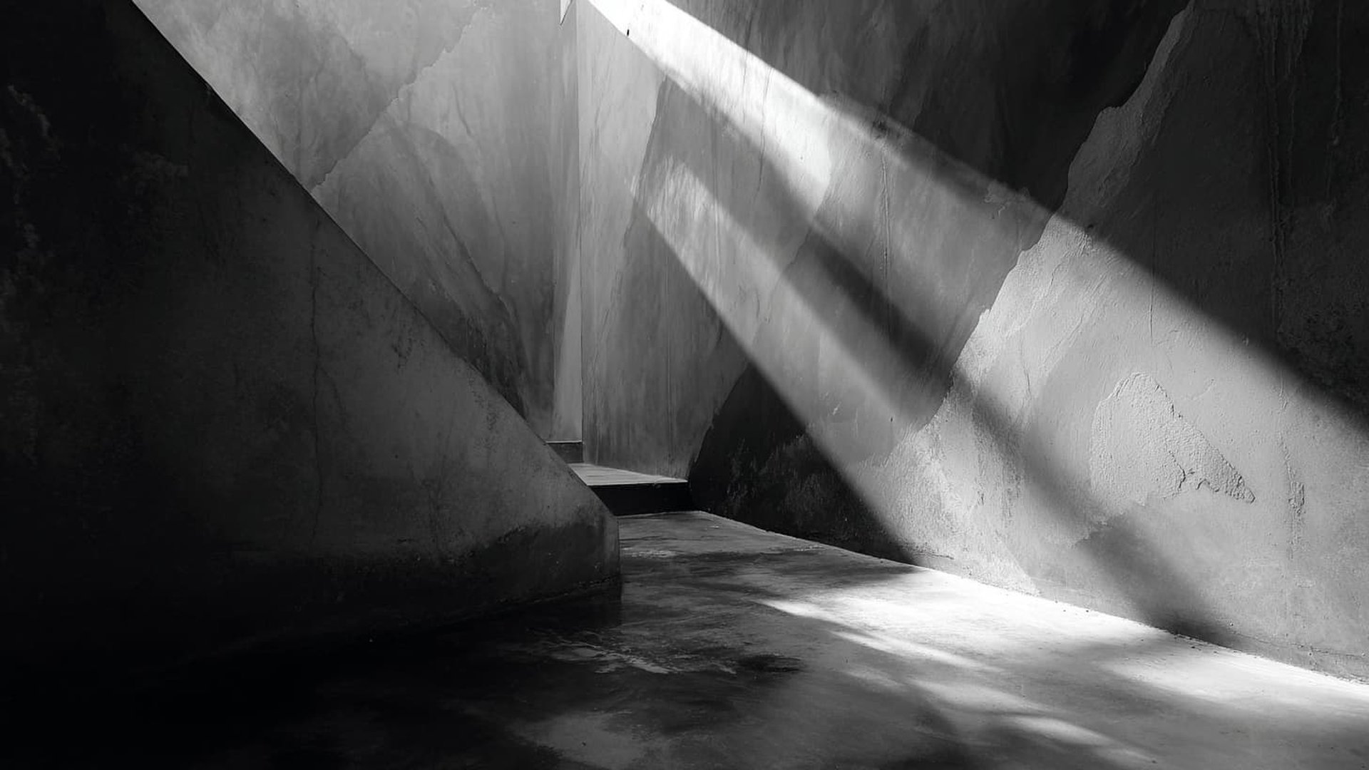 Schatten KI: Abstrakte Visualisierung der versteckten KI-Nutzung in Unternehmen